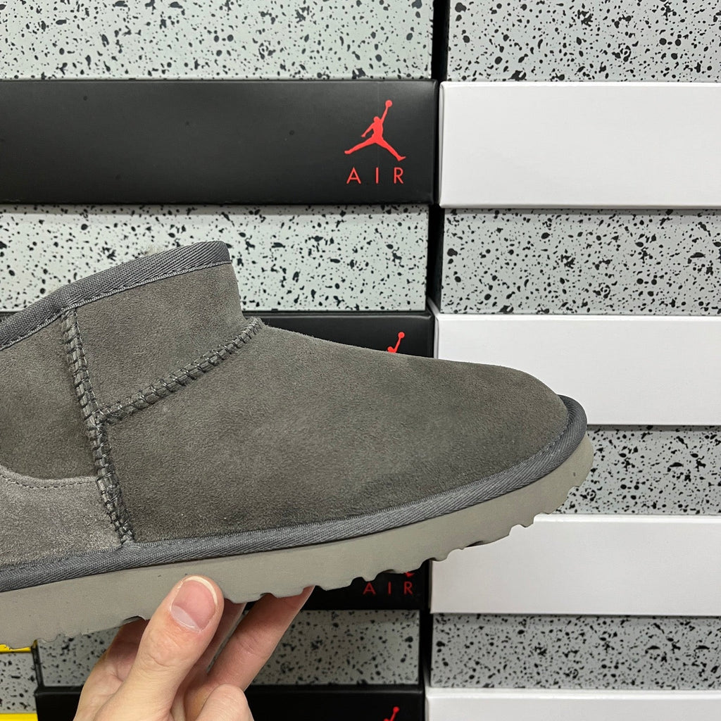 UGG Classic Ultra Mini Boot – Suede Ankle Boot with Shearling Lining, Herringbone Collar & Tonal Lug Sole in Grey
