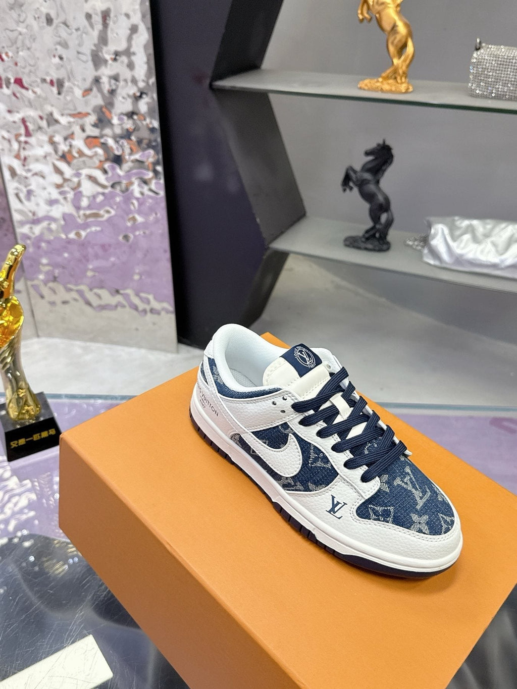 Nike Pattern Low-Top Sneakers