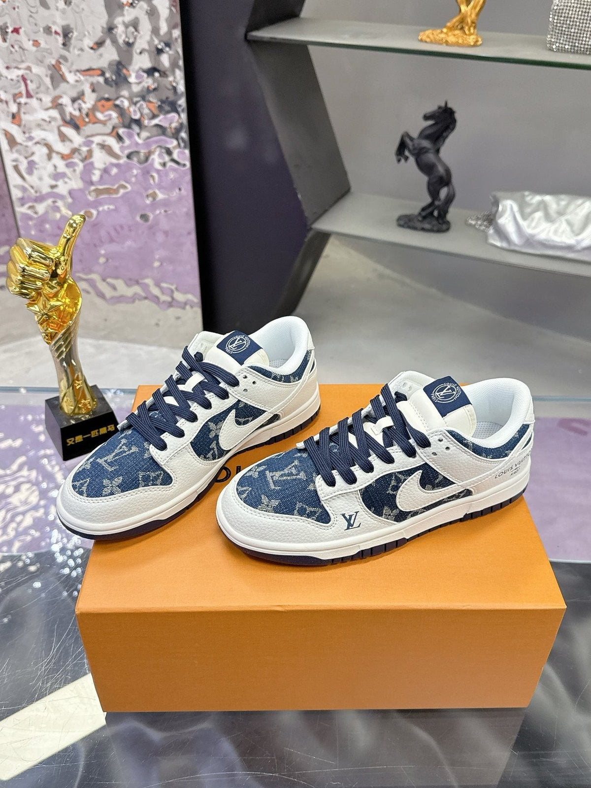 Nike Pattern Low-Top Sneakers